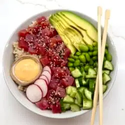 Regular Bowl — Kies je basis, proteïne, 4 toppings en dressing. De mogelijkheden zijn eindeloos — jij bent de chef.