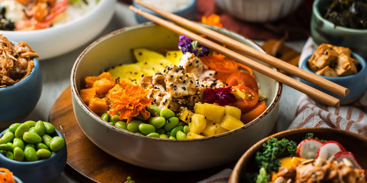 Kleurrijke poke bowl met verse ingrediënten en eetstokjes