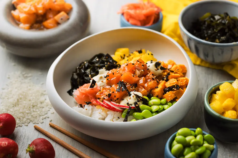 Professionele poke bowl presentatie met ingrediënten