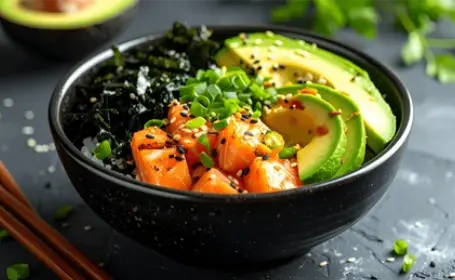 Gegrilde zalm poke bowl met avocado en zeewier, professioneel gefotografeerd op een donkere ondergrond