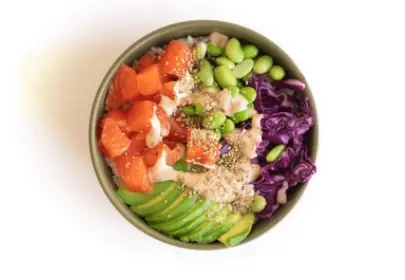 Salmon Lover — Gegrilde zalm, zoete mango, zeewiersalade, avocado, wasabiboontjes en onze verfrissende yuzu dressing. Een liefdesverklaring aan de zalm.