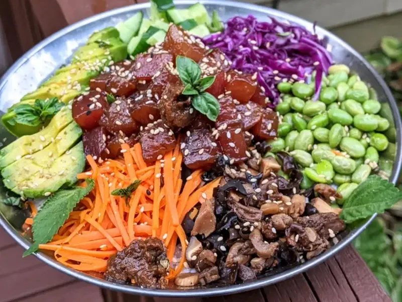 Chicken Teriyaki — Krokante kip teriyaki, gestoomde broccoli, sesam, lente-ui en onze klassieke teriyaki saus. Comfort food met een Aziatische twist.